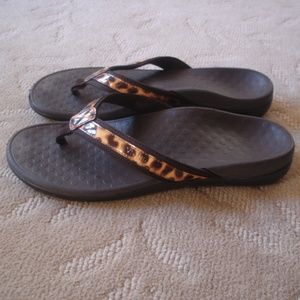tide ii toe post sandal
